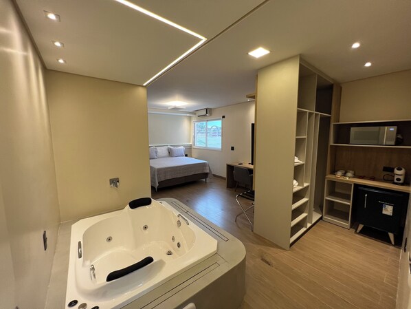 Luxury Suite, 1 King Bed (2 pessoas) | Minibar, free WiFi, bed sheets - Ônix Hotel (Assis)