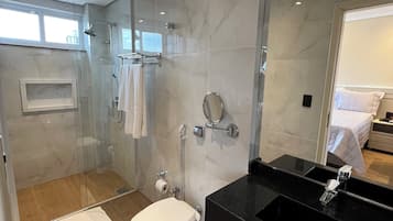 Luxury Double Room | Bathroom | Shower, free toiletries, hair dryer, towels
