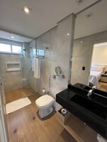 Quarto casal superluxo | Banheiro | Chuveiro, produtos de toalete grátis