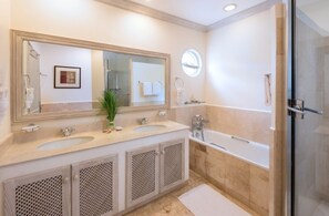 Hair dryer, towels - Royal Villa 19 (Holetown)