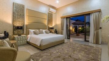 4 bedrooms, in-room safe, desk, blackout curtains