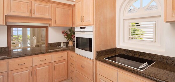 Stovetop, coffee/tea maker, cookware/dishes/utensils