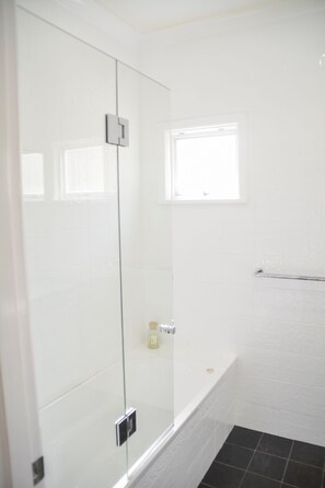 Ensemble douche/baignoire, sèche-cheveux, serviettes fournies, savon
