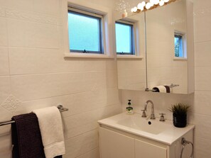 Combined shower/bathtub, hair dryer, towels, soap