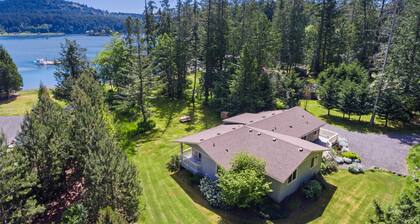 Waterfront Paradise, Private Beach House, Family Fun!