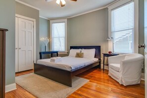 4 slaapkamers, een bureau, een strijkplank/strijkijzer, gratis wifi