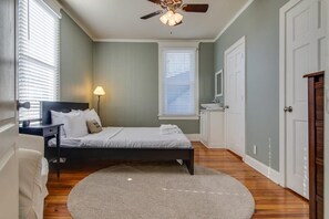 4 bedrooms, desk, iron/ironing board, free WiFi