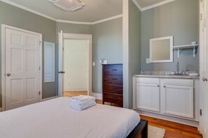 4 bedrooms, desk, iron/ironing board, free WiFi
