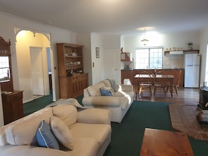 Fernseher, Kamin, DVD-Player, Bücher