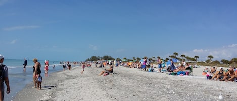 Solstolar och strandhanddukar
