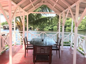Outdoor dining - Two double-bed with fully kitchen at Easy Inn (Belize City)
