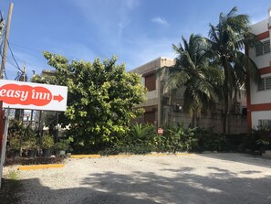 Property grounds - Two double-bed with fully kitchen at Easy Inn (Belize City)