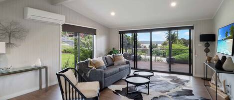 Fernseher, DVD-Player, Tischfußball