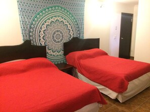 1 habitación, escritorio, tabla de planchar con plancha y wifi gratis
