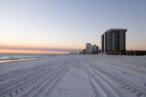 Una playa cerca, sillas reclinables de playa