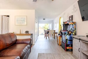 Smart TV, videojuegos, reproductor de DVD y libros 