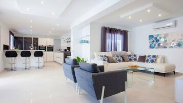 Een smart-tv en een tafeltennistafel