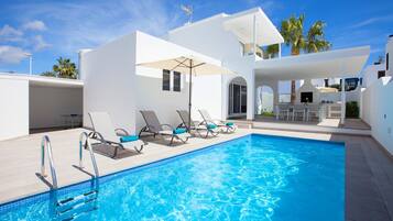 Utomhuspool, uppvärmd pool och solstolar