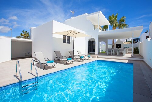 Luxuriöse Villa mit 4 Schlafzimmern und 3 Bädern im Zentrum von Puerto del Carmen mit kostenlosem WLAN und Klimaanlage