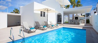 Luxury 4 bed, 3 bath villa in central Puerto del Carmen with free WiFi & Air Con