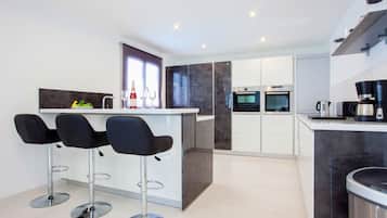 Kylskåp, mikrovågsugn, ugn och spishäll