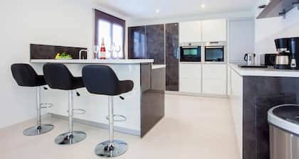 Lujosa villa de 4 dormitorios y 3 baños en el centro de Puerto del Carmen con wifi gratis y aire acondicionado