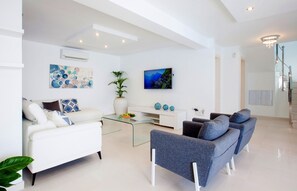 Smart TV, ping pong - Luxury 4 bed, 3 bath villa in central Puerto del Carmen with free WiFi & Air Con (Tías)