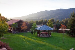 Outdoor dining - Cabin in full nature with pool 8 minutes from the beach  (EA)