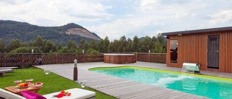 حمّام سباحة خارجي، حمّام سباحة مُدفَّأ