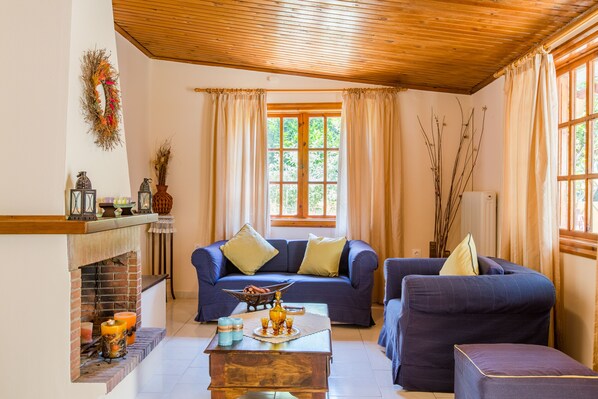 Téléviseur connecté, lecteur de DVD, livres, sélection de films