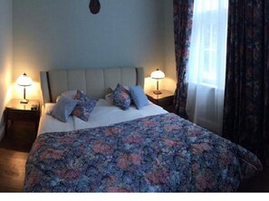 1 habitación, tabla de planchar con plancha, wifi gratis y ropa de cama 