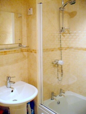 Combined shower/tub, hair dryer, towels, soap - Apartment in the Heart of Beverley (Beverley)