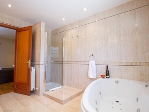 Badewanne, Haartrockner, Handtücher