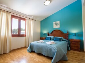 4 bedrooms, iron/ironing board, internet, bed sheets