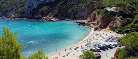 Una playa cerca, toallas de playa