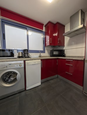 Fridge, microwave, dishwasher, coffee/tea maker - 175 - Ático Entre Dos Aguas (Tarifa)