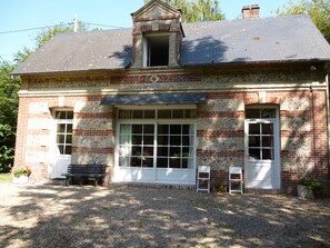 Exterior - Honfleur, Cote de Grace, family self-catering 2 bed Gite  fenced private garden  (Calvados)