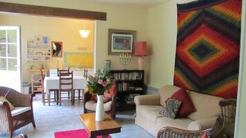 Una televisión, una chimenea, un reproductor de DVD, libros