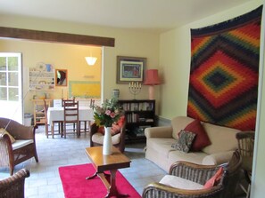 テレビ、暖炉、DVD   プレーヤー、書庫