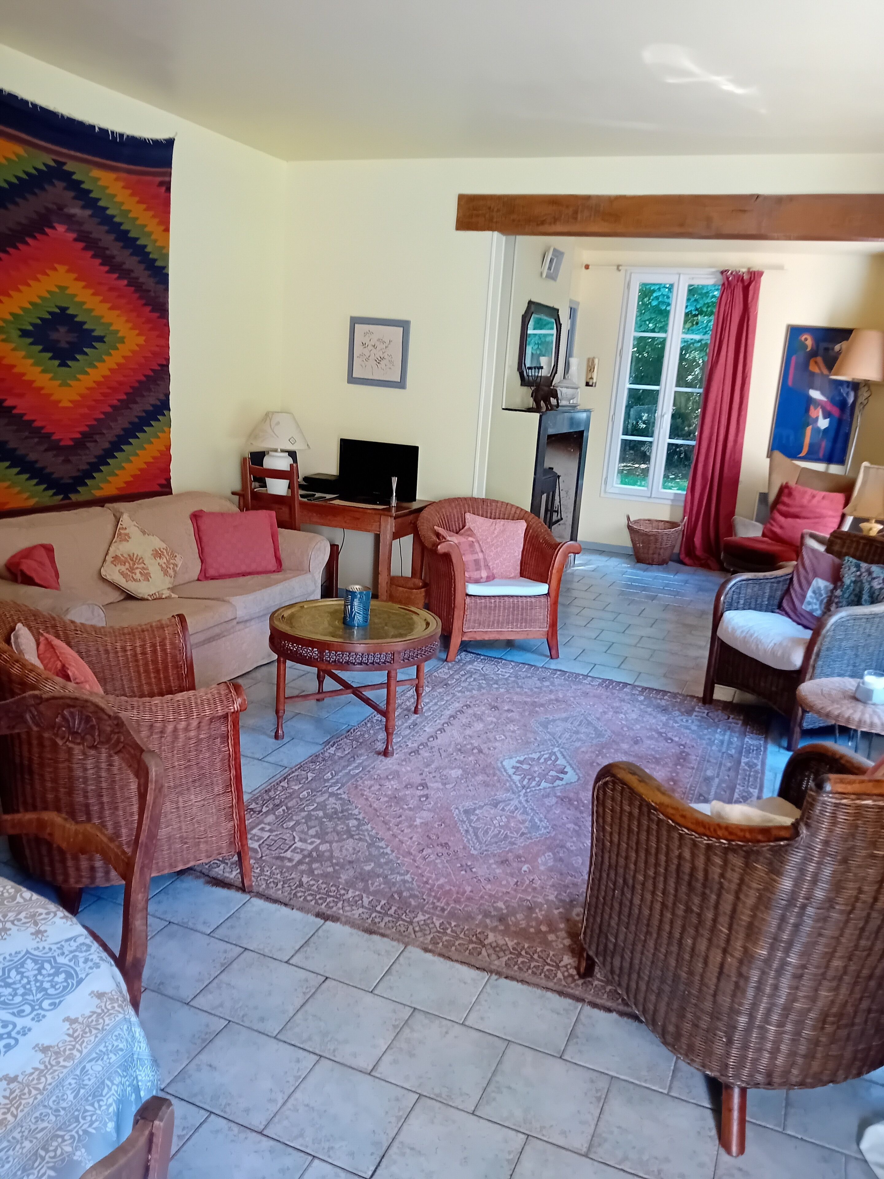 Tv, eldstad, dvd-spelare och böcker