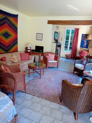 Fernseher, Kamin, DVD-Player, Bücher