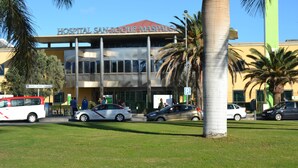 Un edificio de hospital con un cartel que dice "Hospital San Roque Maspalco".