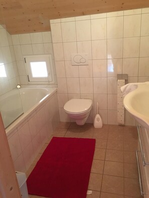 Bañera con ducha, secador de pelo, toallas