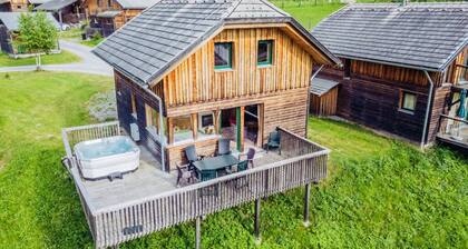 Luxury 4 bedroom Chalet with Hot Tub (sleeps 8 people comfortably)