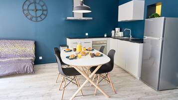 Een microgolfoven, een vaatwasser, een koffiezetapparaat/waterkoker