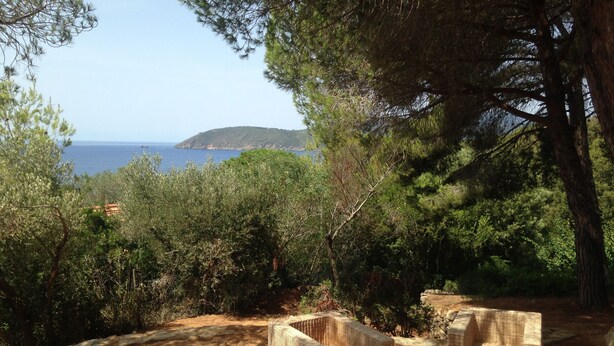 A patio with wicker furniture overlooking a coastal landscape. - Sea-view cottage a stone's throw from the beach near Capoliveri (Capoliveri)