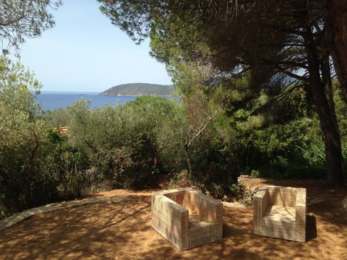 Sea-view cottage a stone's throw from the beach near Capoliveri