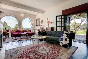 Televisio, takka, DVD-soitin, pöytätennispöytä