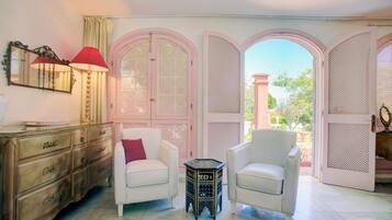 6 dormitorios, caja fuerte, escritorio y tabla de planchar con plancha