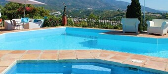 Luxury Sea View Villa, Hotel size pool, 2 minutes Puerto Banus, Heated Jacuzzi